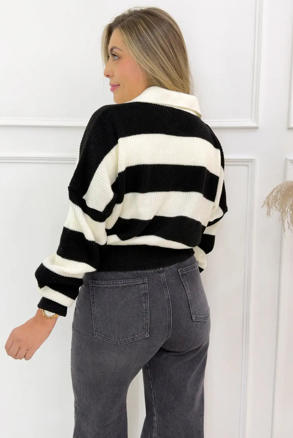 BUZO EMILY RAYAS NEGRAS - Tienda Coral