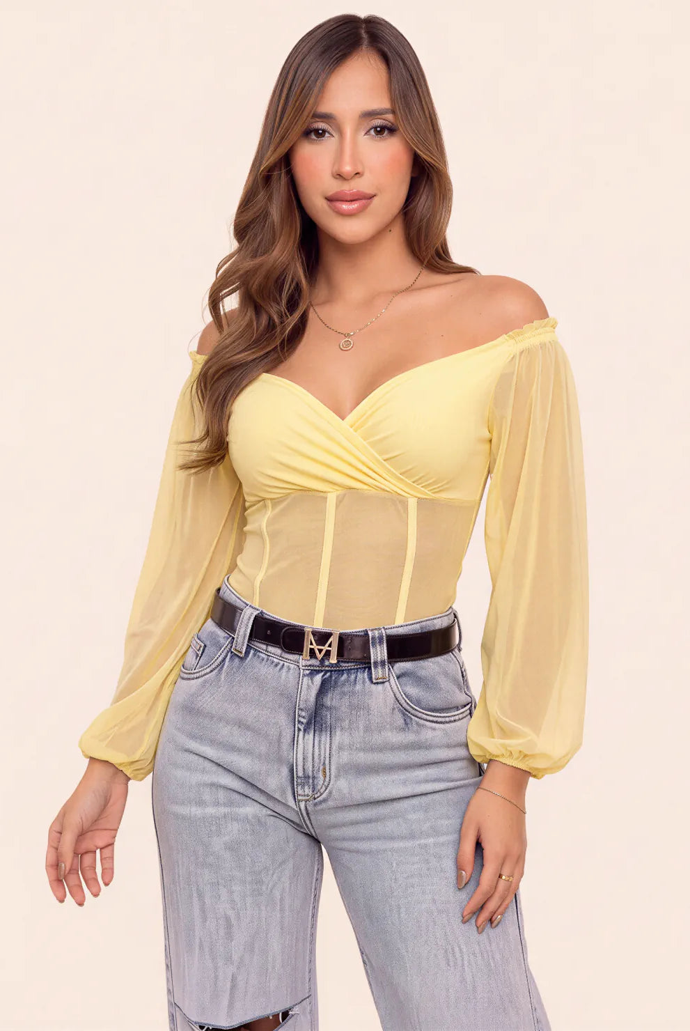 Blusa amarilla para mujer con escote cruzado, hombros descubiertos y mangas largas en mesh transparente