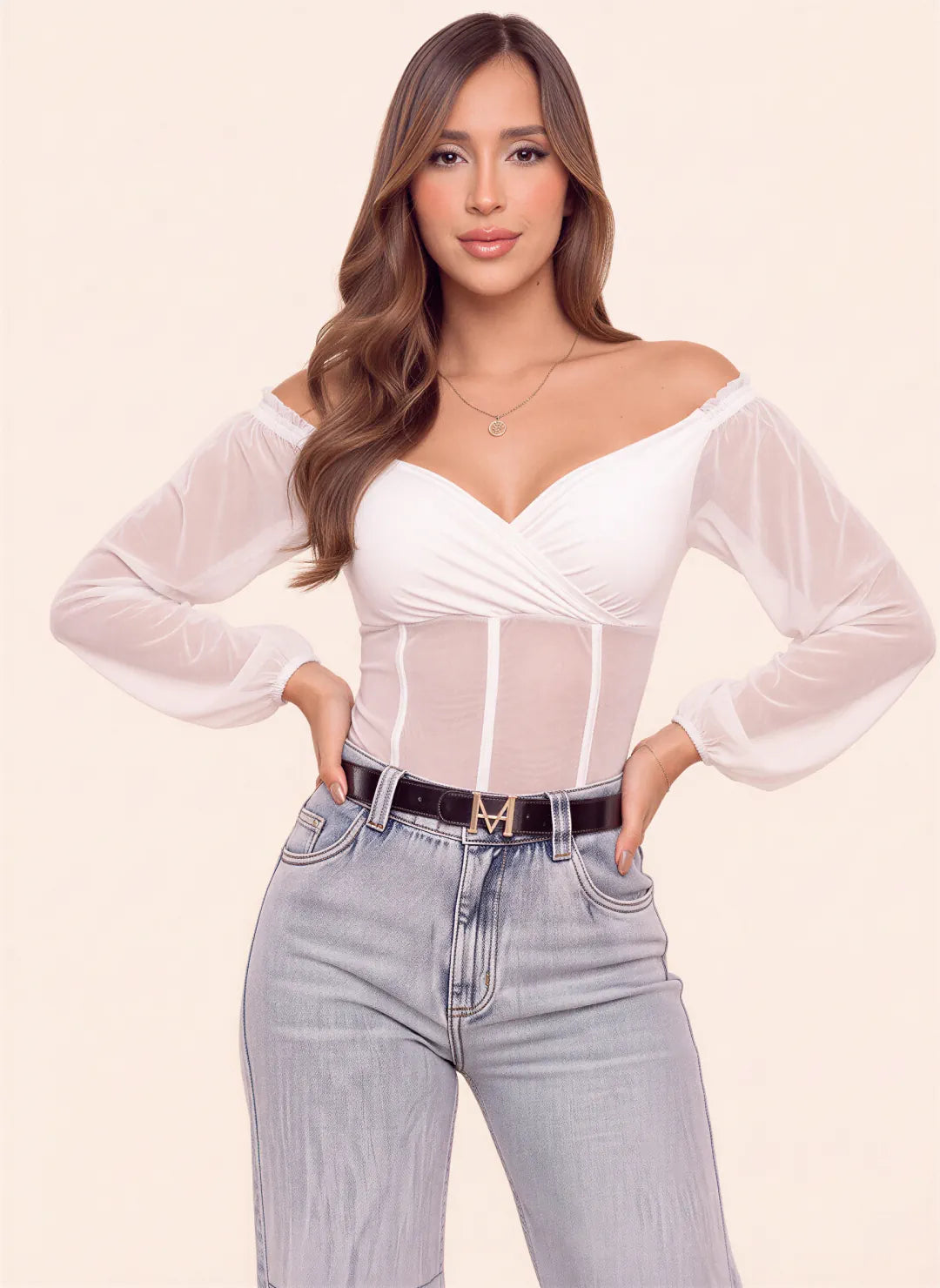 Blusa amarilla para mujer con escote cruzado, hombros descubiertos y mangas largas en mesh transparente.