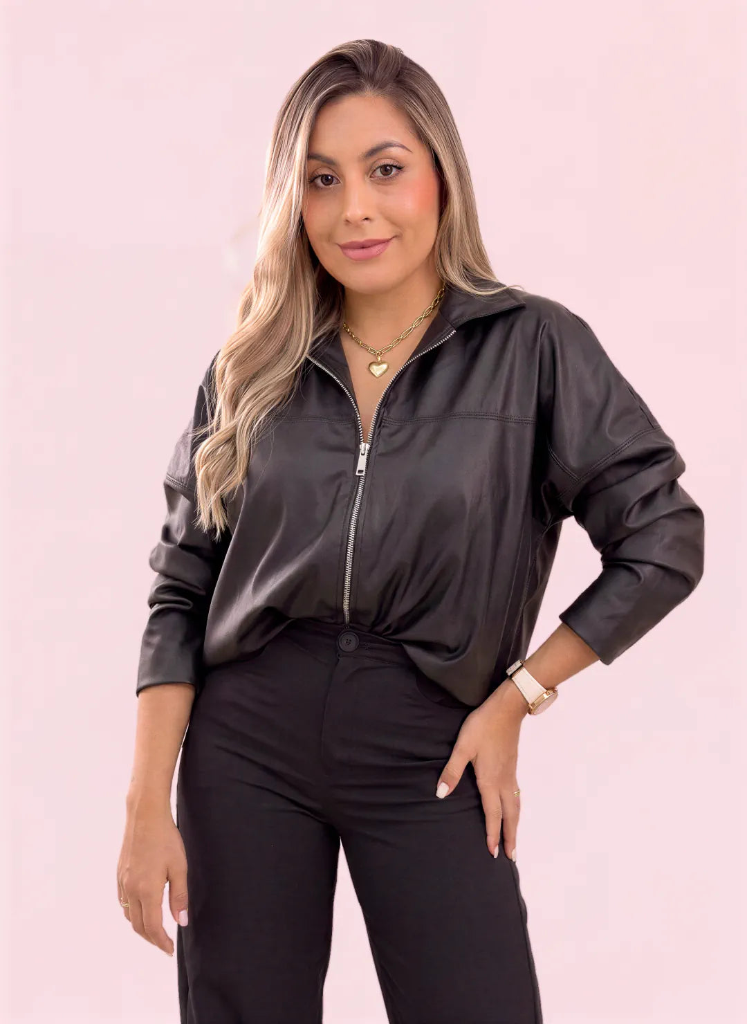 chaqueta en cuerina negra corta para mujer con cremallera frontal