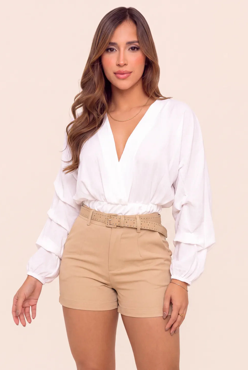 blusa blanca cruzada en el busto de manga bombacha