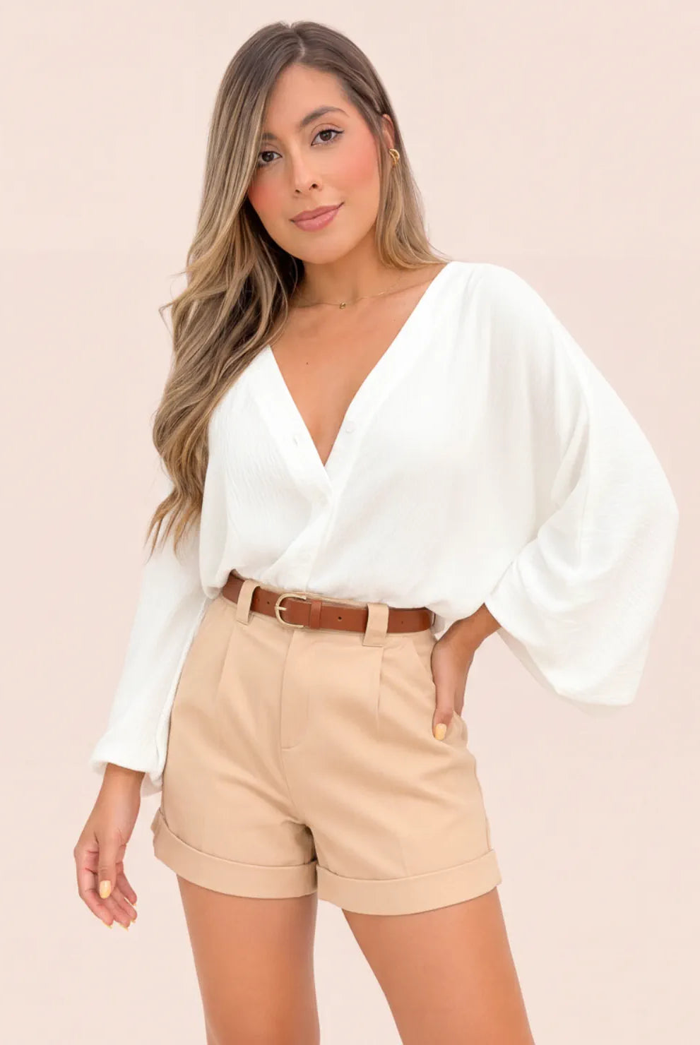 Blusa blanca de manga murciélago cruzada en el busto