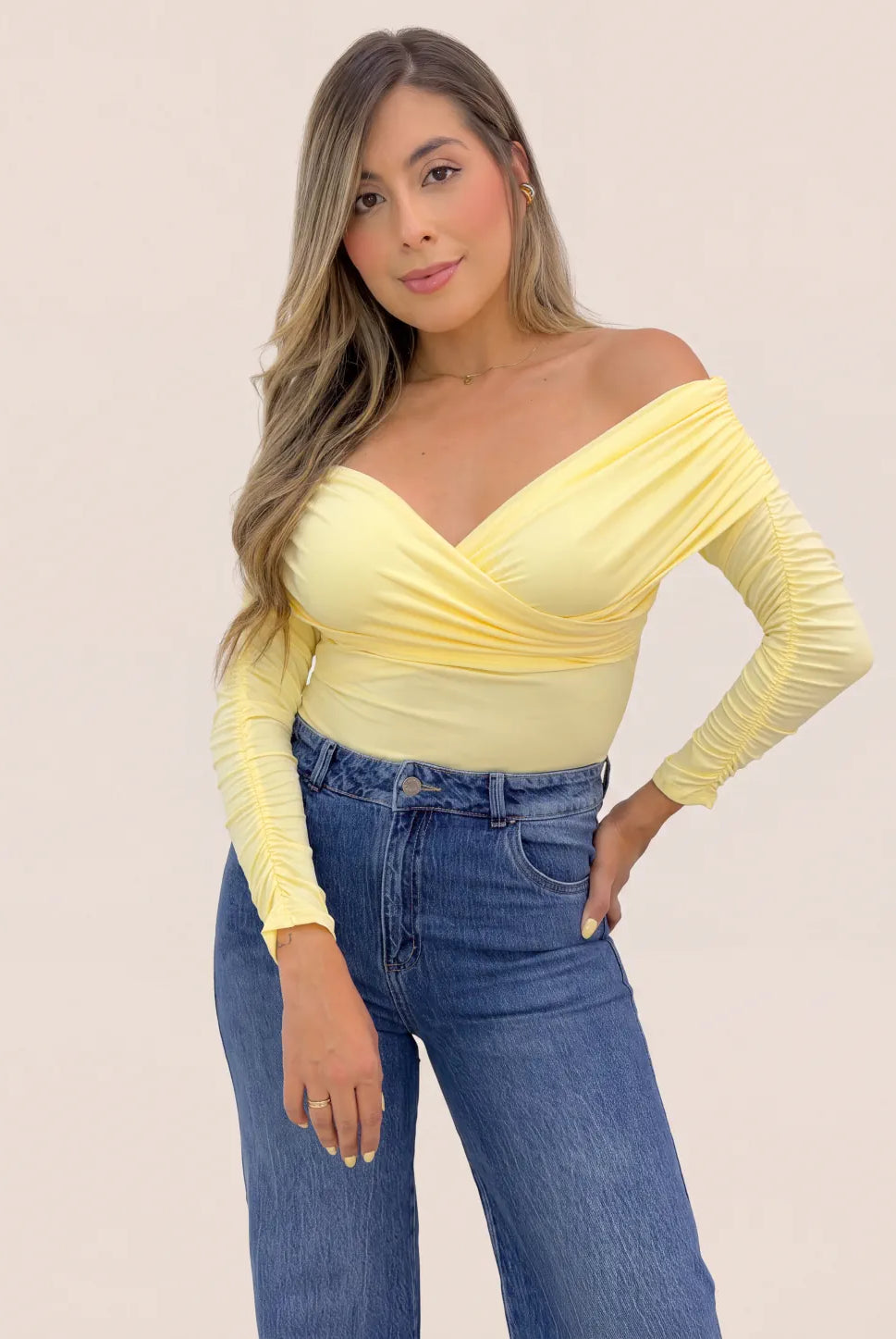 Body amarillo off shoulder con frunces y escote cruzado