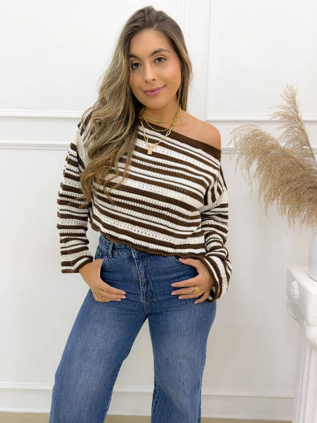 Buzo tejido rayas café y blanco mujer off shoulder elegante