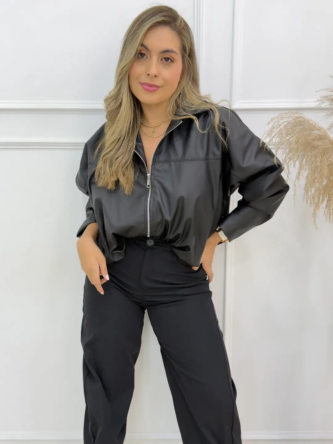 Chaqueta negra Corta Tipo Bomber para Mujer