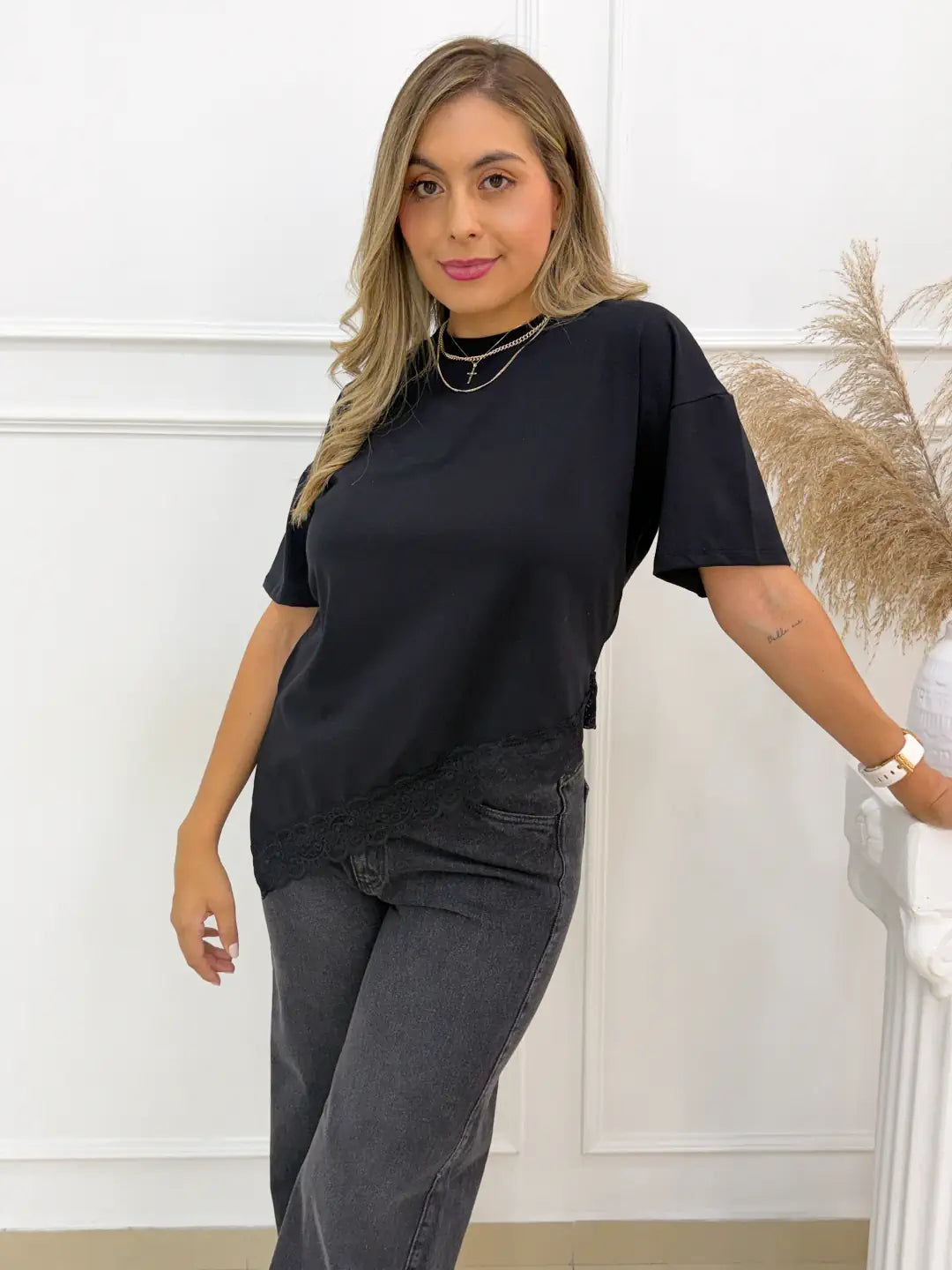 CAMISETA BONNIE NEGRA - Tienda Coral