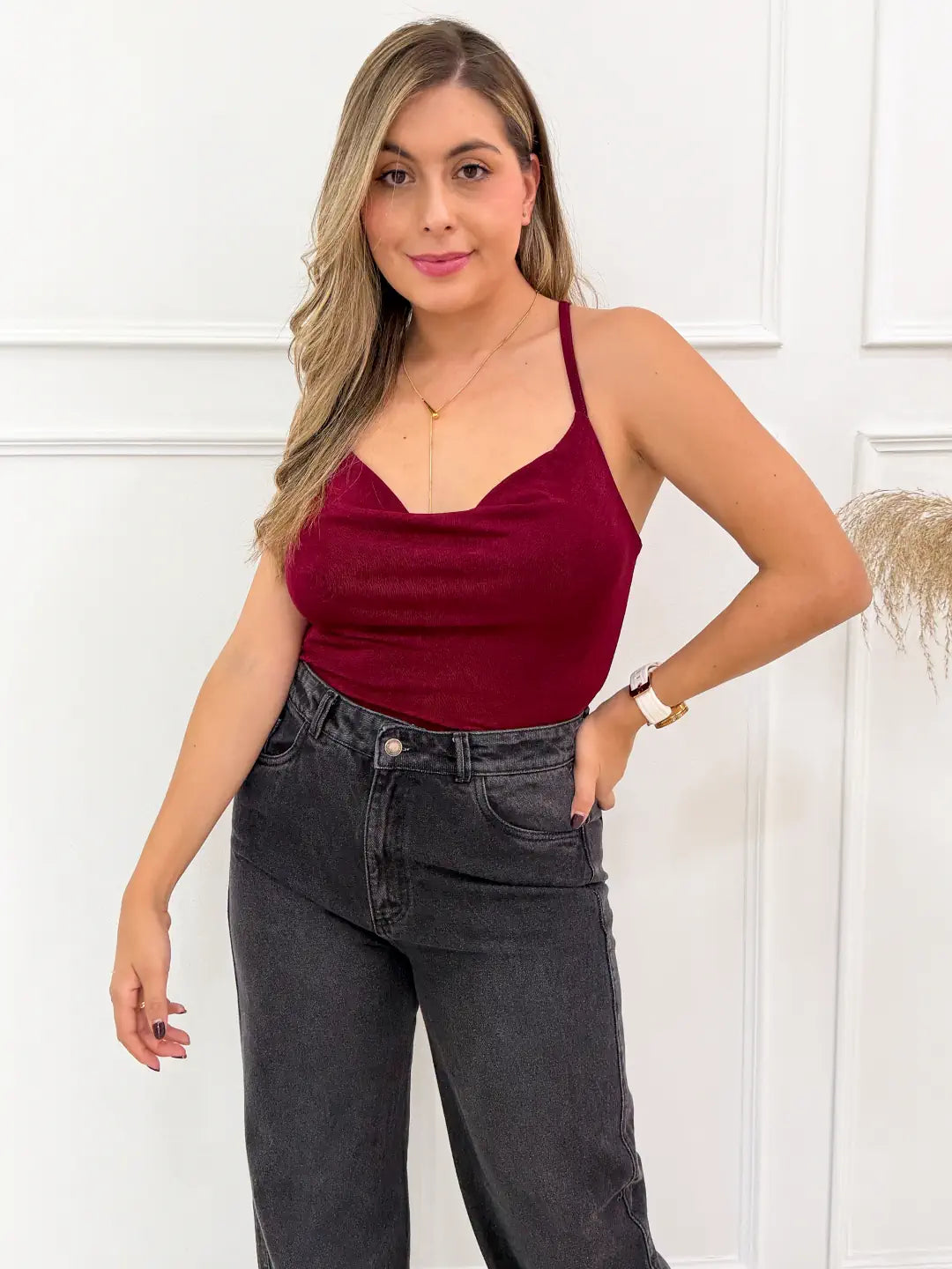 Blusa vinotinto asimétrica con escote drapeado para mujer