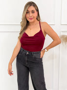 Blusa vinotinto asimétrica con escote drapeado para mujer