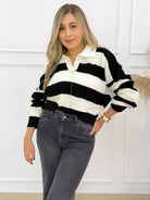 Buzo tejido blanco y negro para mujer con cuello polo