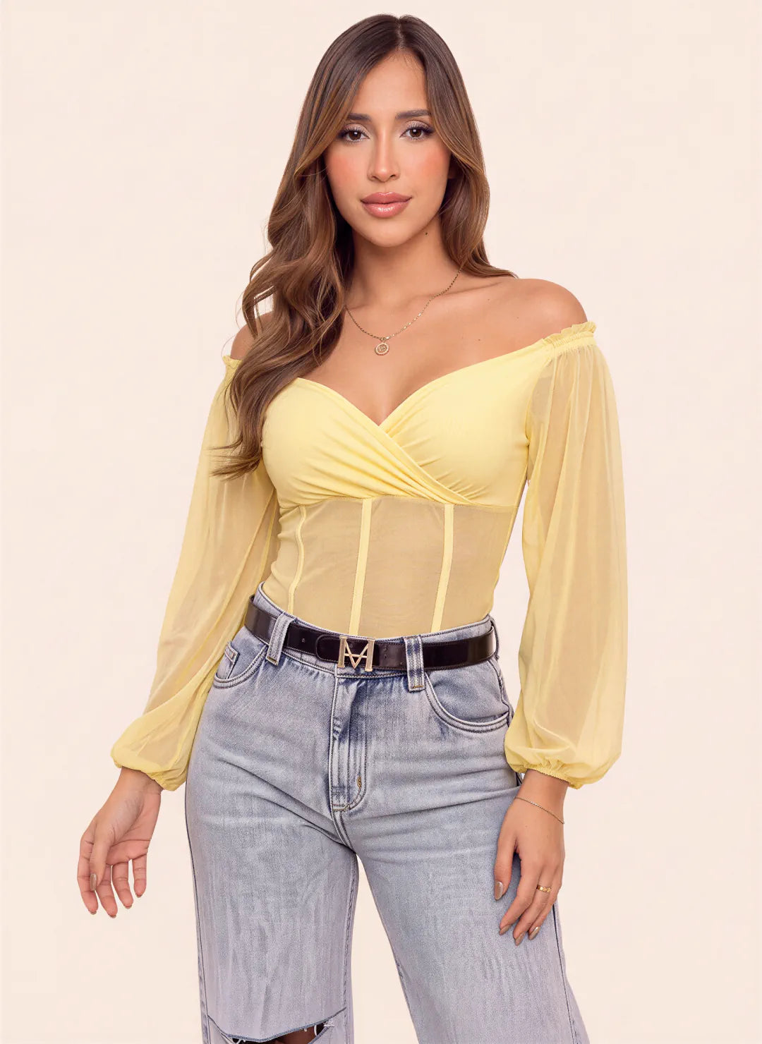 Blusa amarilla para mujer con escote cruzado, hombros descubiertos y mangas largas en mesh transparente