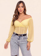 Blusa amarilla para mujer con escote cruzado, hombros descubiertos y mangas largas en mesh transparente