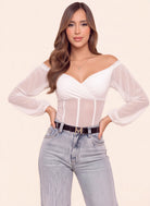 Blusa amarilla para mujer con escote cruzado, hombros descubiertos y mangas largas en mesh transparente.