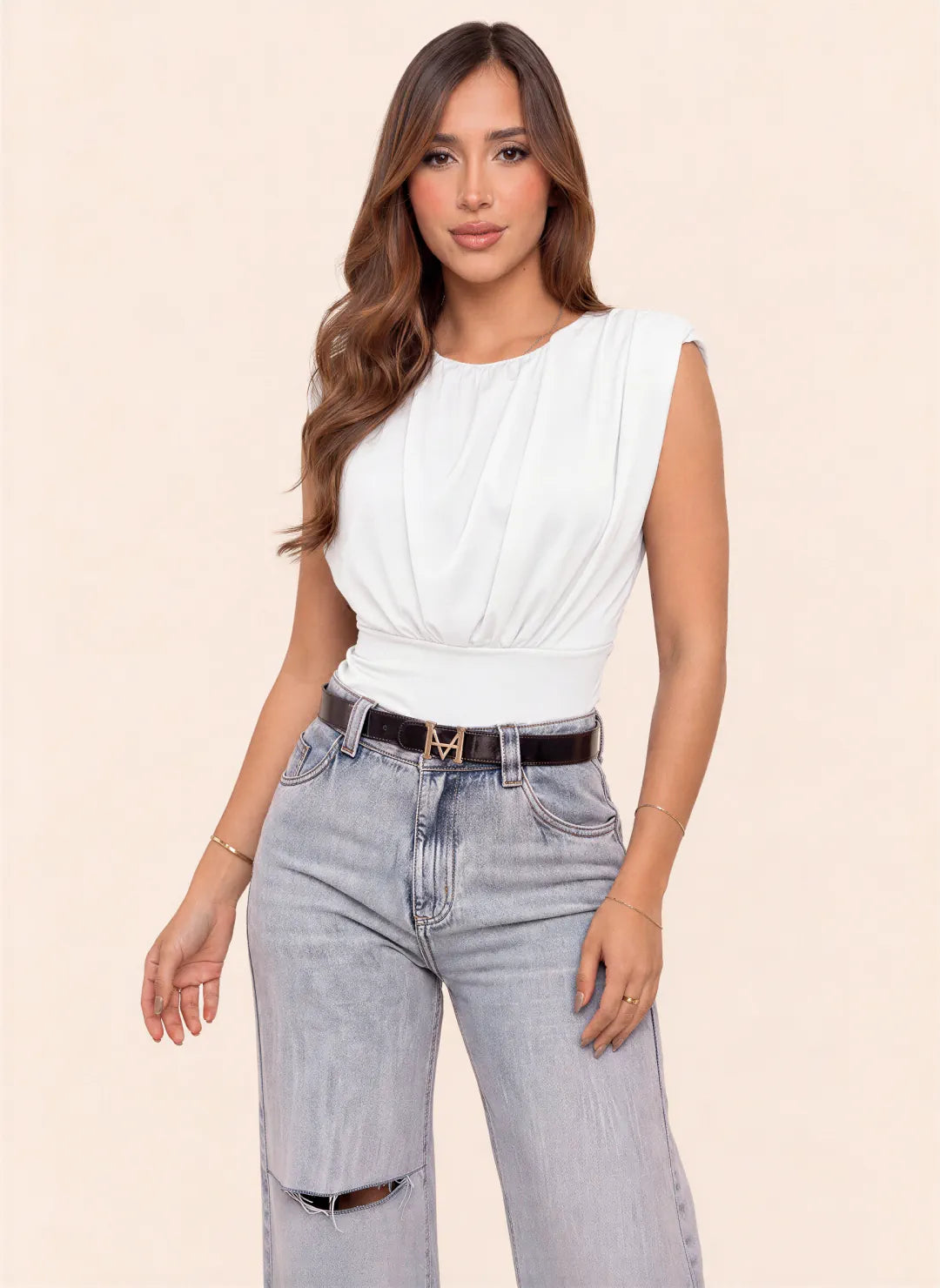 blusa blanca para mujer sin mangas con drapeado frontal y ajuste en la cintura