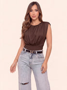 Blusa café para mujer sin mangas con drapeado frontal y ajuste en la cintura