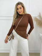 Blusa café texturizada asimétrica para mujer