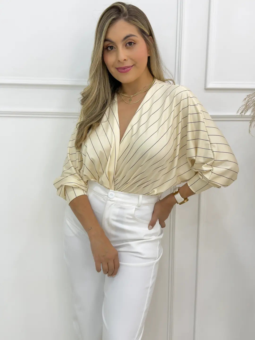 Blusa cruzada beige de rayas para mujer