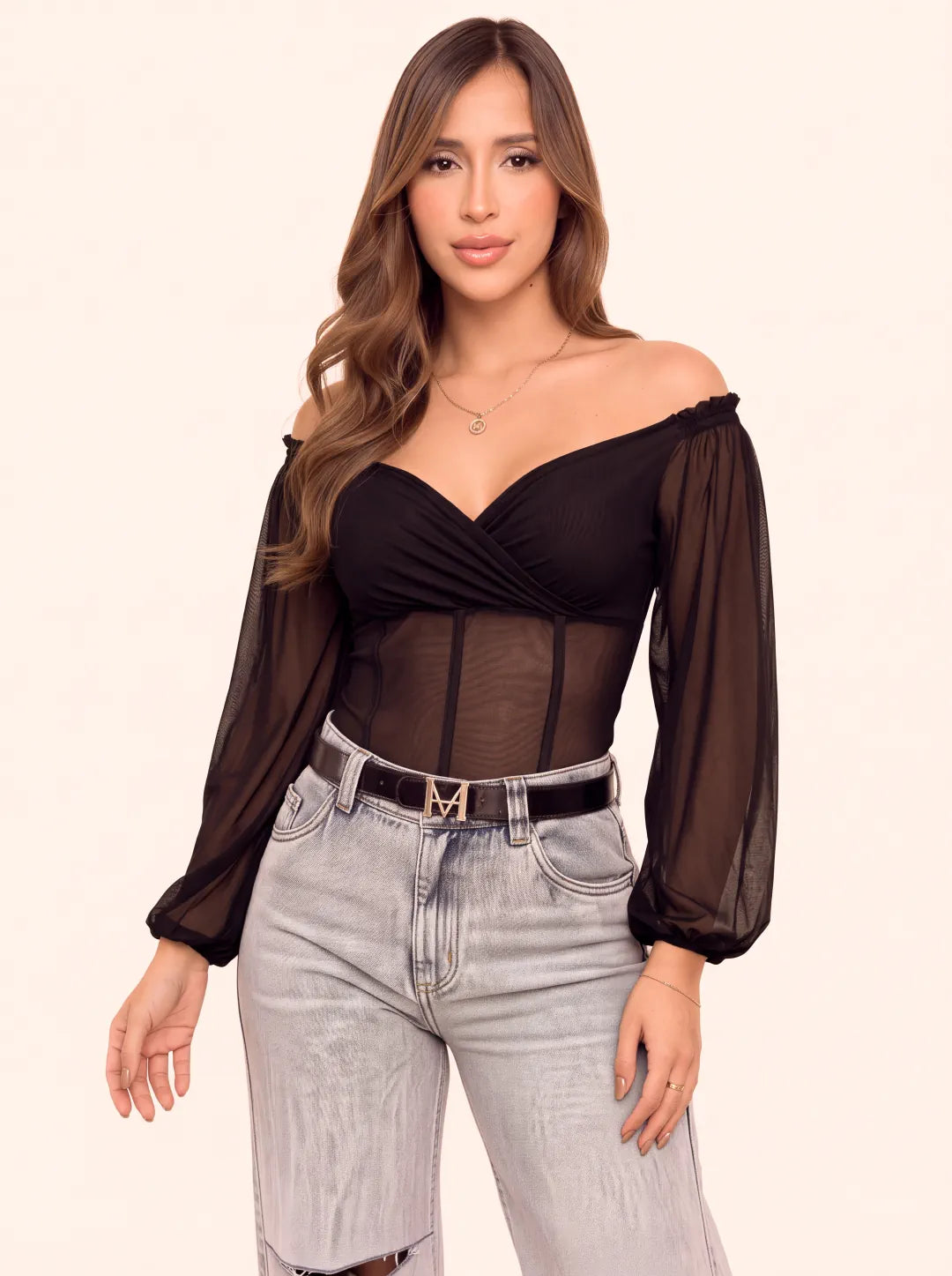 Blusa negra para mujer con escote cruzado, hombros descubiertos y mangas largas en mesh transparente