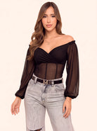 Blusa negra para mujer con escote cruzado, hombros descubiertos y mangas largas en mesh transparente