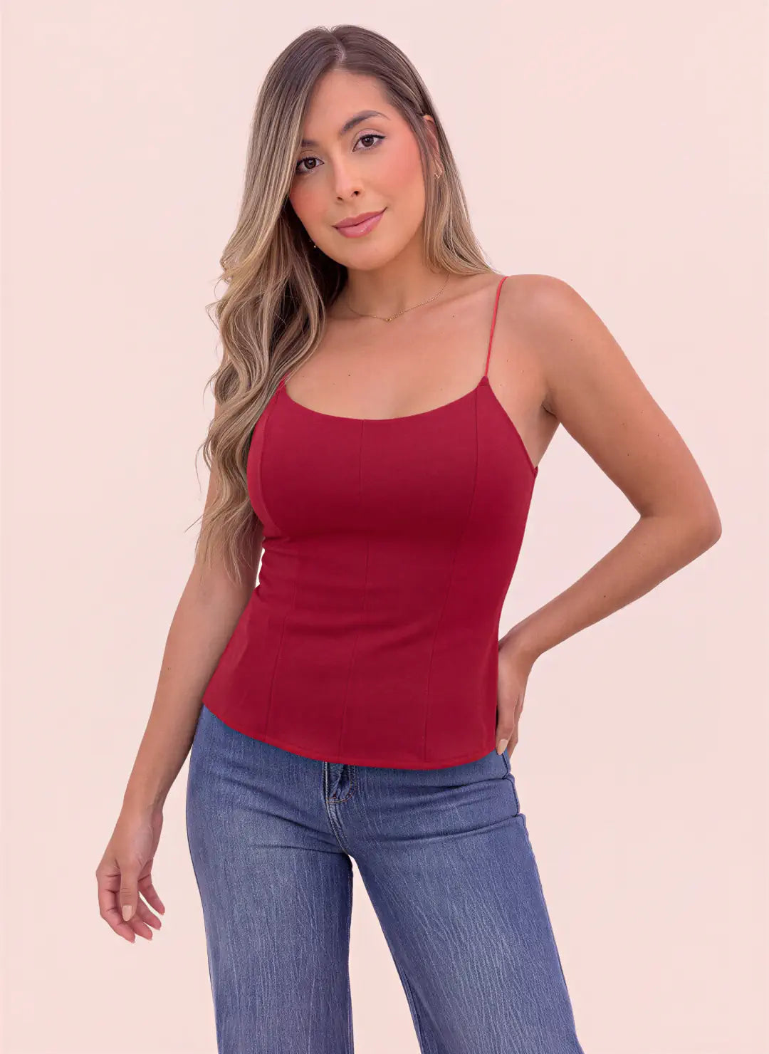 Blusa Roja para mujer de tiras delgadas, escote redondo, costuras verticales y corte ligeramente acampanado, combinada con jean azul.