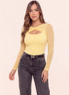 Body amarillo pastel para mujer con escote cruzado, abertura frontal y mangas largas en mesh semitransparente, combinado con jean gris.