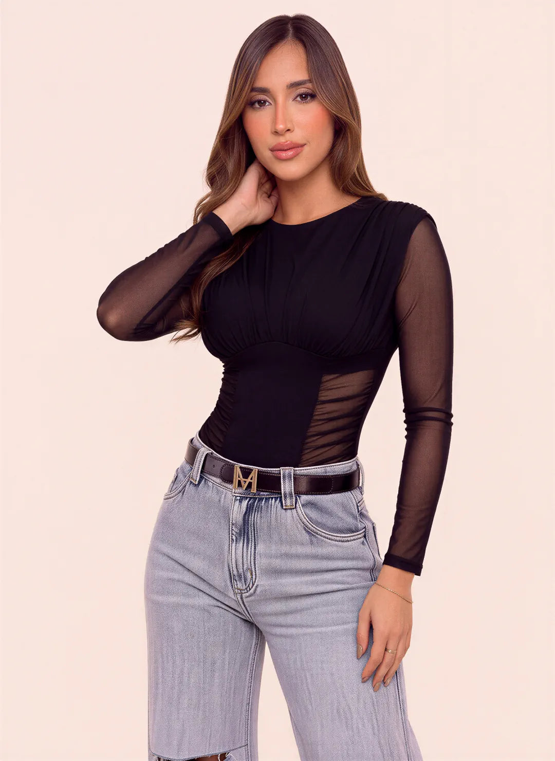 Body negro para mujer con mangas largas en mesh, laterales transparentes y drapeado en el busto