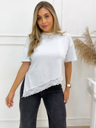 Camiseta blanca asimétrica con encaje para mujer