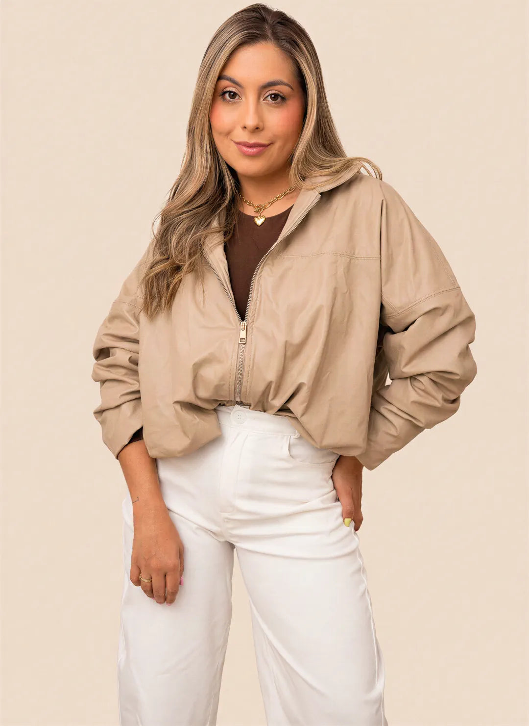 chaqueta beige tipo cuero corta para mujer con cremallera frontal