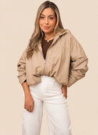 chaqueta beige tipo cuero corta para mujer con cremallera frontal