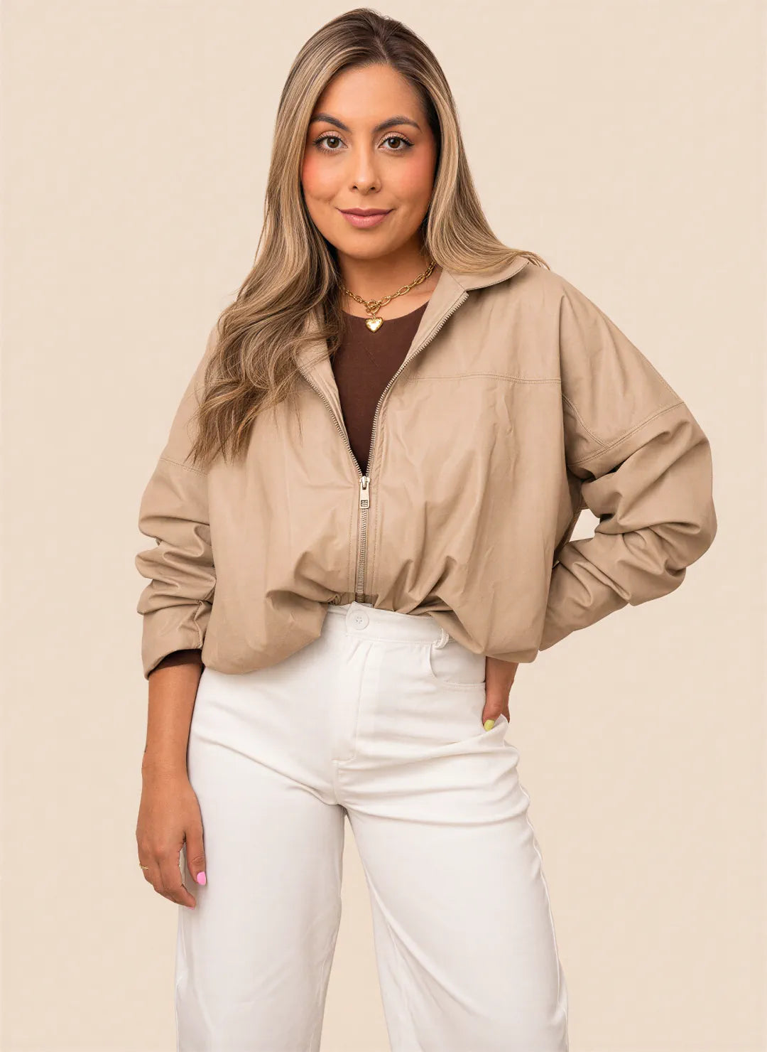 chaqueta beige tipo cuero corta para mujer con cremallera frontal