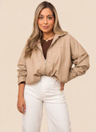 chaqueta beige tipo cuero corta para mujer con cremallera frontal