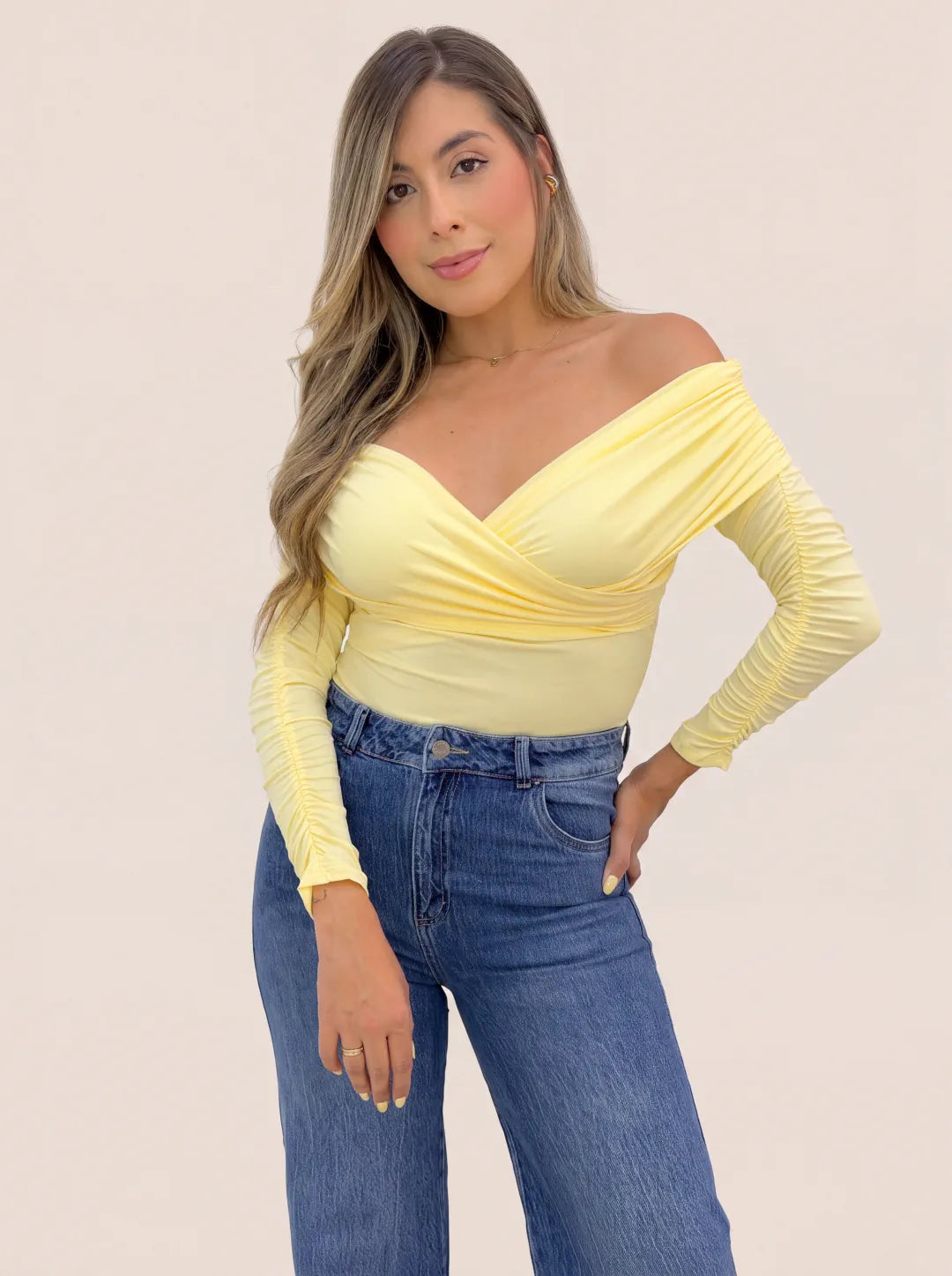 Body amarillo off shoulder con frunces y escote cruzado