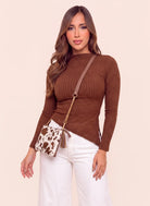 blusa café texturizada para mujer con diseño asimétrico y manga larga