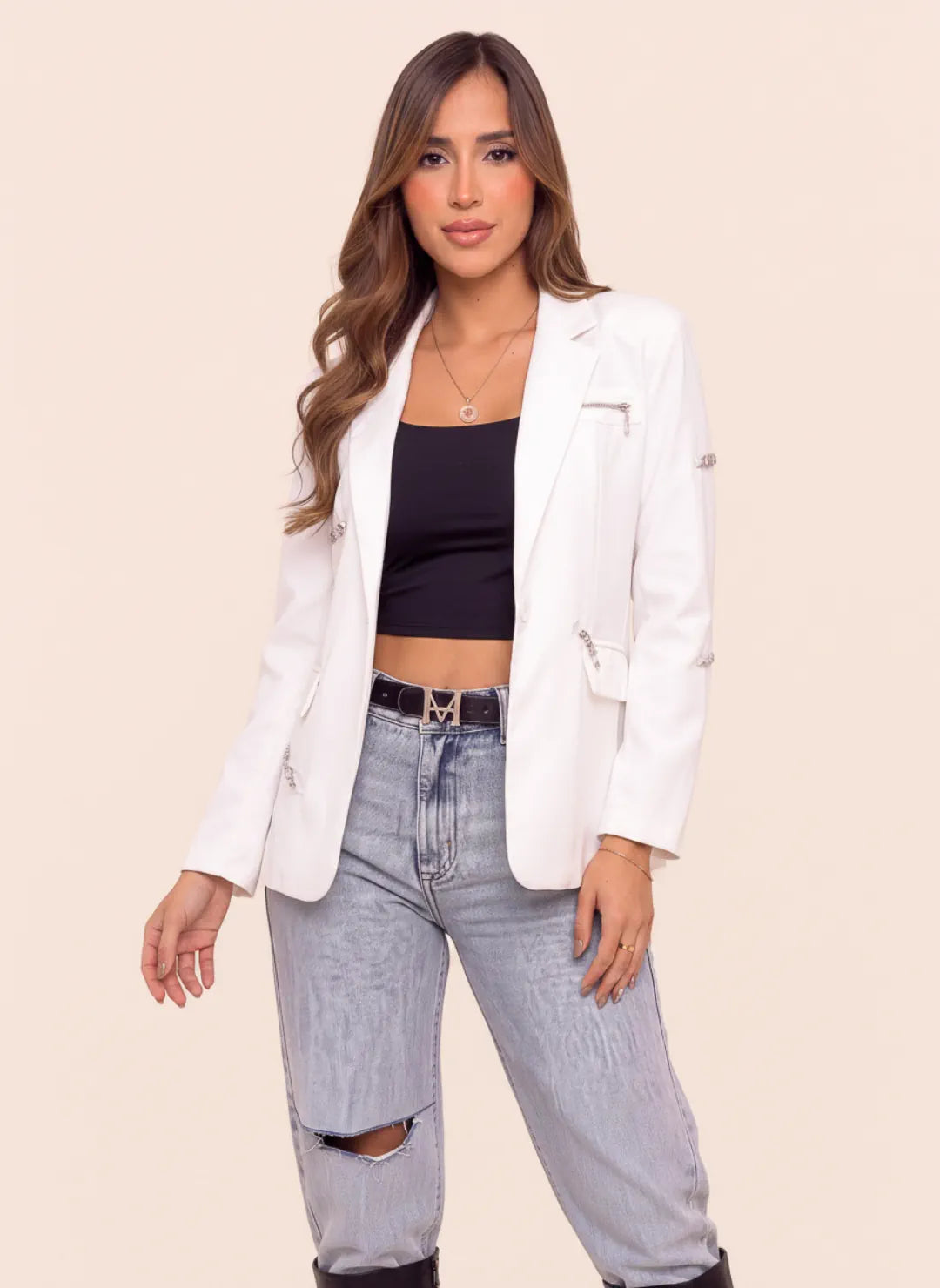 Blazer blanco para mujer con diseño elegante y detalles metálicos